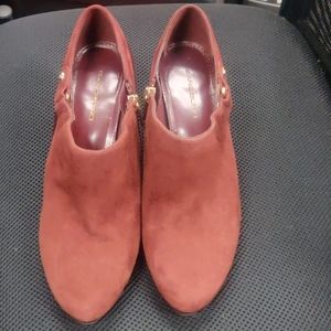 Bandalino Women's Red Suede Pumps